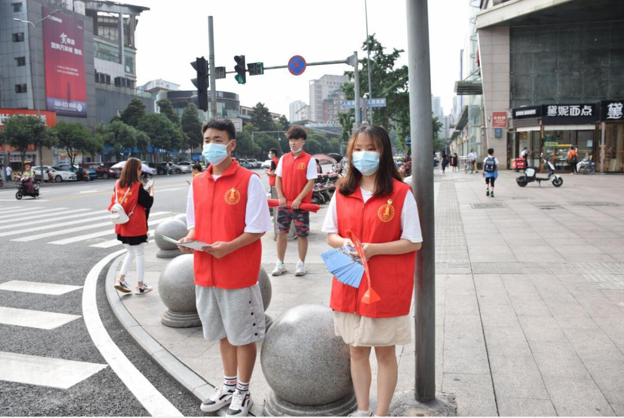 志愿者开展文明劝导.png 志愿者开展文明劝导.png