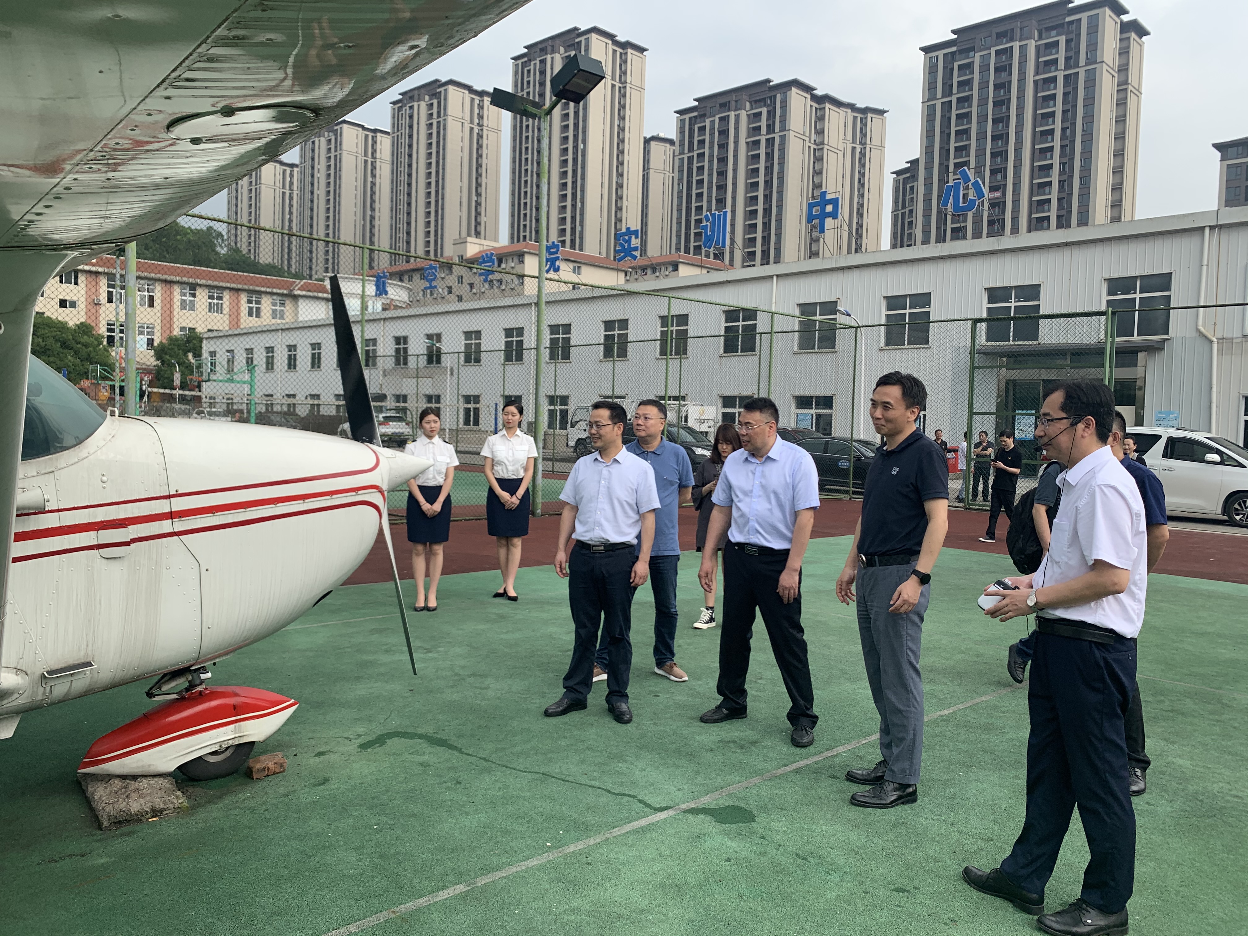 在航空学院实训场地参观.png