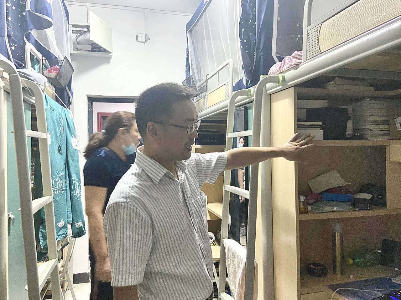 走访学生寝室2.jpg