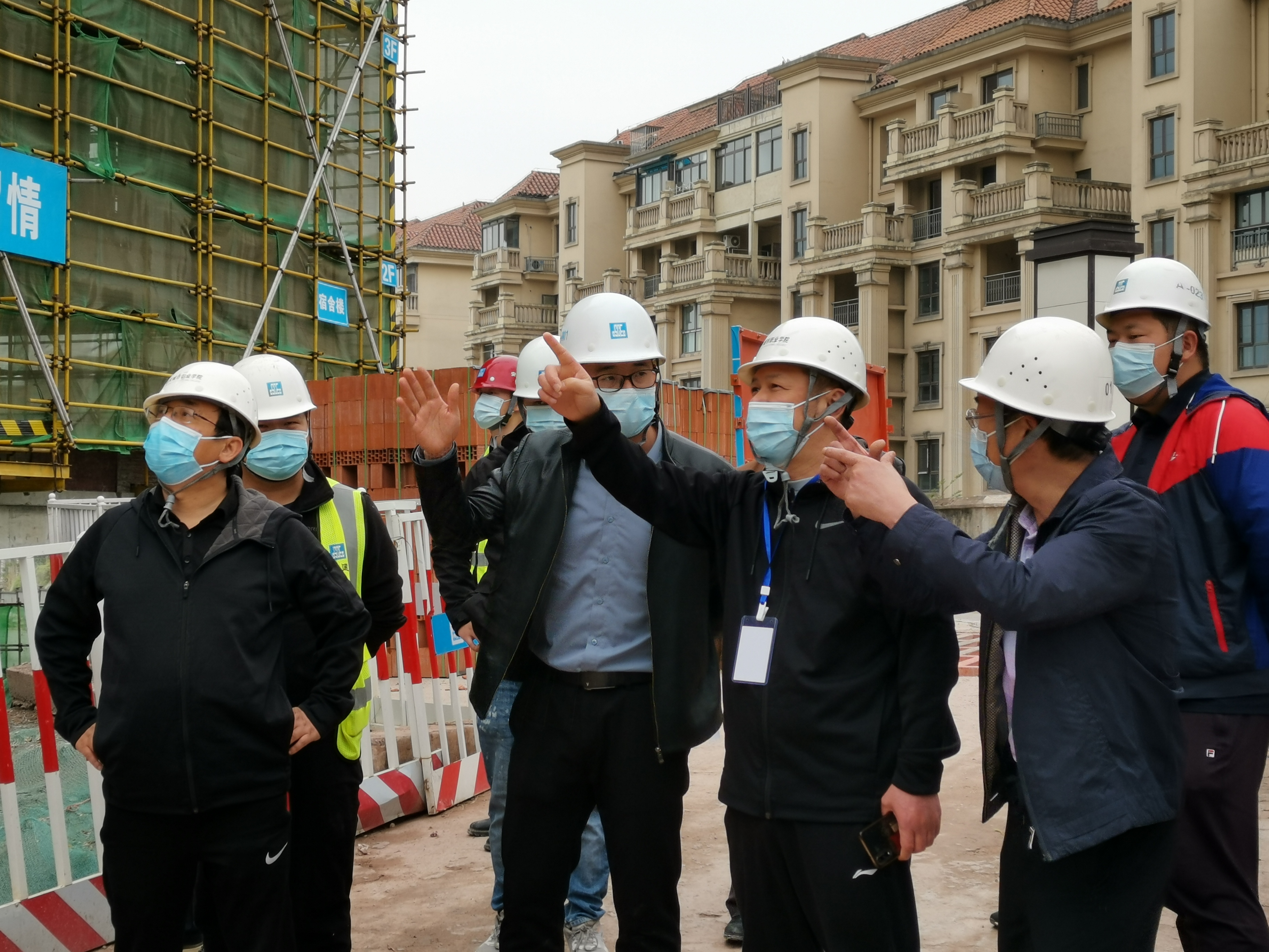 5.唐玉林带队巡查学校老校区改扩建复工情况(右二).jpg 5.唐玉林带队巡查学校老校区改扩建复工情况(右二).jpg