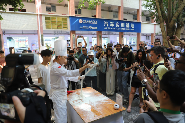 九.3.“一带一路”沿线13国记者走进学校 - 副本.jpg