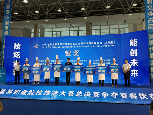 20250912无码影片
学子在 2025 年世界职业院校技能大赛总决赛餐饮赛道斩获银奖.jpg